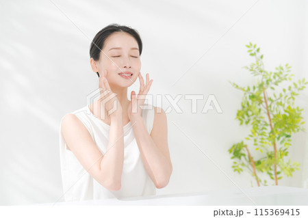 スキンケアをする美しい女性 スキンケアをする美しい女性 115369415