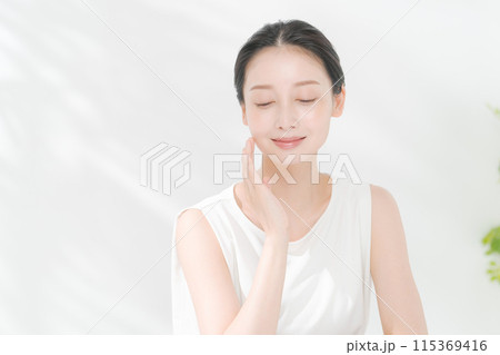 スキンケアをする美しい女性 スキンケアをする美しい女性 115369416