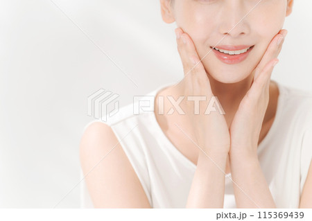 頬に手を添える女性のアップ 頬に手を添える女性のアップ 115369439