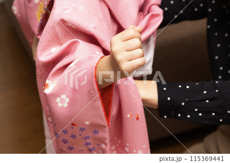 子供の着物着付け 115369441