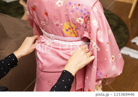 子供の着物着付け 115369446