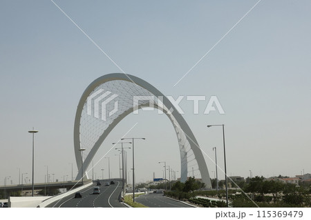 カタールドーハの風変わりなアーチ橋 カタールドーハの風変わりなアーチ橋 115369479