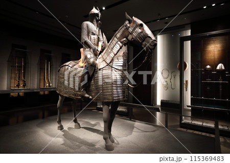 ドーハイスラム美術館に展示されている甲冑美術品 115369483