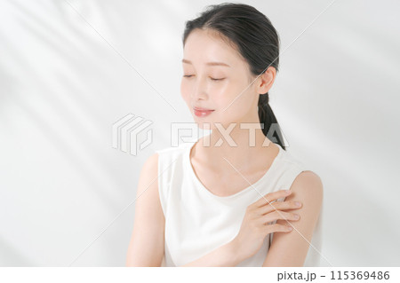 スキンケアをする美しい女性 115369486