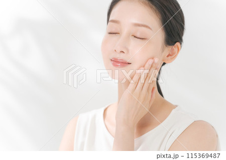 スキンケアをする美しい女性 115369487