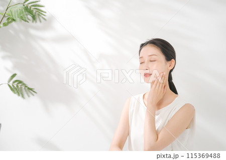 スキンケアをする美しい女性 115369488