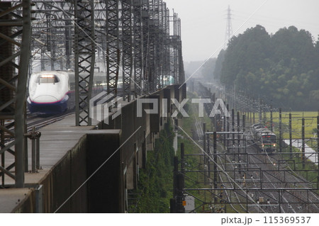 那須塩原駅付近で並走する東北新幹線・宇都宮線 那須塩原駅付近で並走する東北新幹線・宇都宮線 115369537
