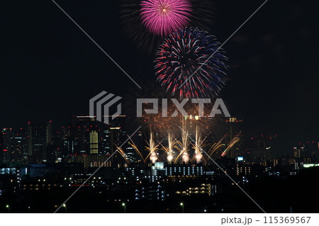 なにわ淀川花火大会　十三花火大会　ビルと花火 115369567