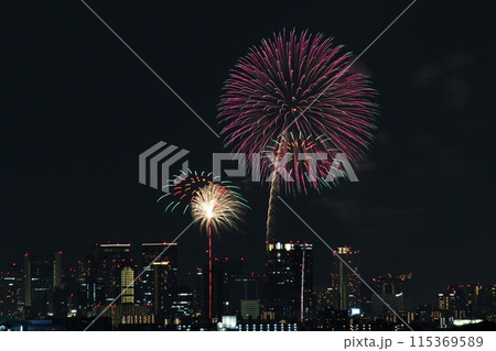 なにわ淀川花火大会　十三花火大会　ビルと花火 115369589