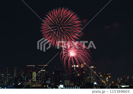 なにわ淀川花火大会　十三花火大会　ビルと花火 115369603