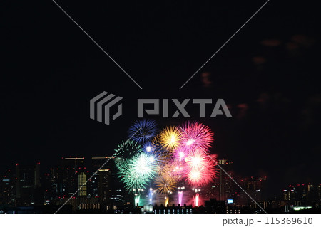 なにわ淀川花火大会　十三花火大会　ビルと花火 115369610