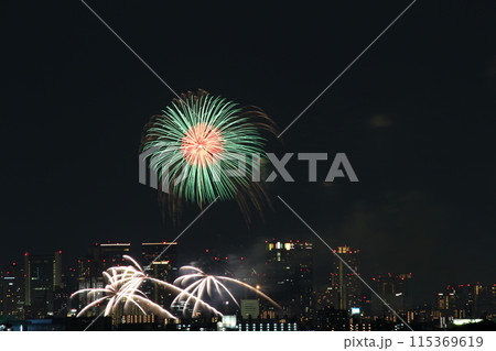 なにわ淀川花火大会　十三花火大会　ビルと花火 115369619