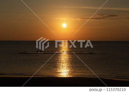 夕陽と海 115370210