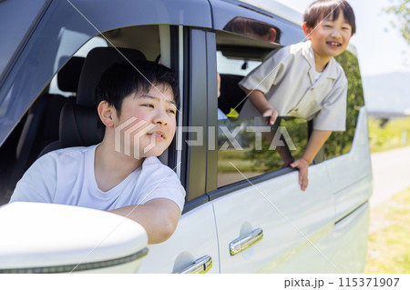 車の窓から顔を出す子ども 車の窓から顔を出す子ども 115371907