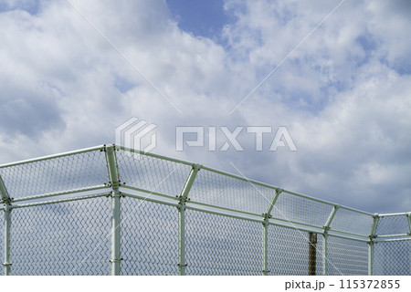 錆びたフェンスと青空 錆びたフェンスと青空 115372855