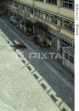 学校の校庭（イメージ） 115372856