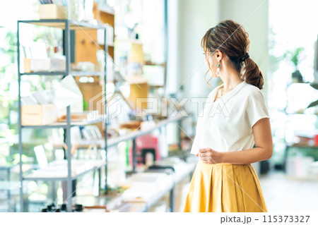 買い物をする若い女性 115373327