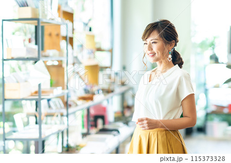 買い物をする若い女性 115373328