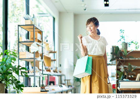買い物をする若い女性 115373329