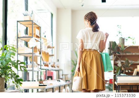 買い物をする若い女性 115373330