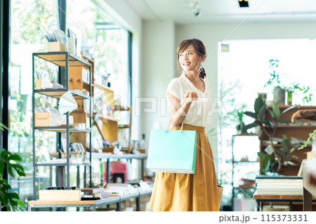 買い物をする若い女性 115373331