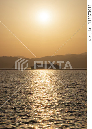 夕刻のフェリー 115373916