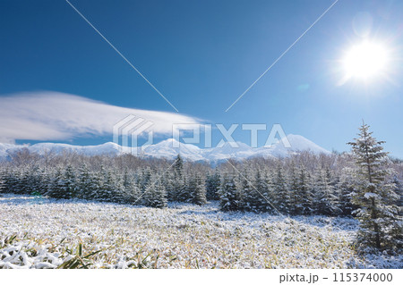 初冬のうっすらと雪化粧の知床連山 115374000