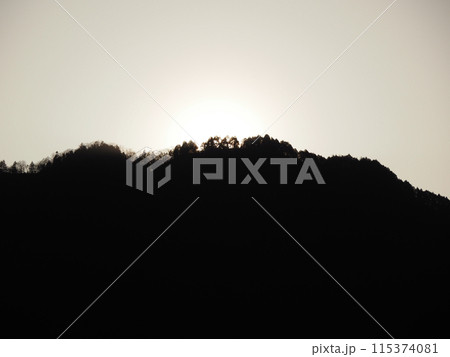 山に沈む夕日 115374081