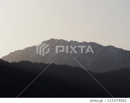 夕陽に染まる北アルプス連峰 夕陽に染まる北アルプス連峰 115374082