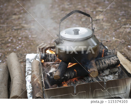 焚火で湯沸し 115374103