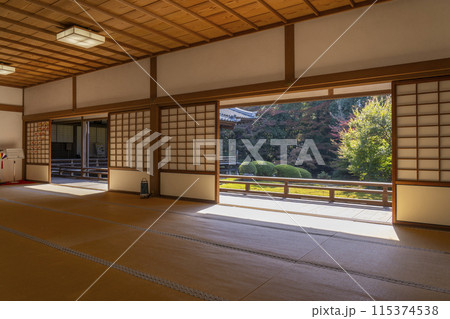 秋の京都　随心院　能の間から見える庭園 115374538