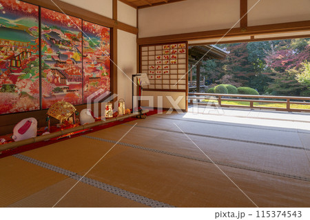 秋の京都 随心院 能の間から見える庭園 秋の京都 随心院 能の間から見える庭園 115374543