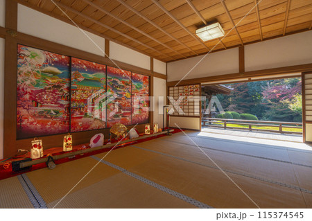 秋の京都　随心院　能の間から見える庭園 115374545