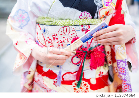 振袖を着た若い女性　ボディパーツ 115374664