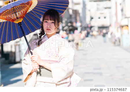 着物姿で川越を散歩する若い女性 115374687