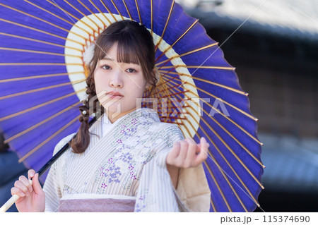 和傘をさしてポーズをとる着物姿の若い女性 和傘をさしてポーズをとる着物姿の若い女性 115374690