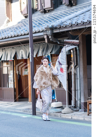 着物姿で川越を散歩する若い女性 着物姿で川越を散歩する若い女性 115374694