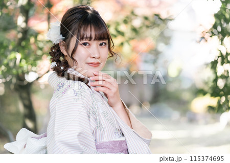 着物姿で川越を散歩する若い女性 115374695