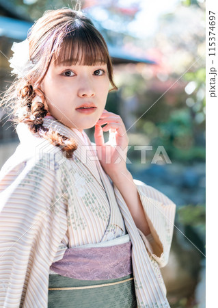 着物姿で川越を散歩する若い女性 115374697