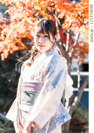 着物姿で散歩する若い女性 115374699