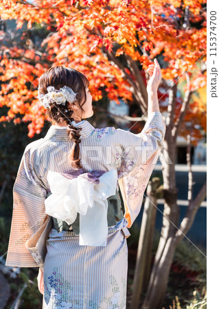 着物姿で散歩する若い女性 115374700