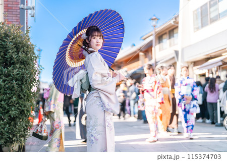 着物姿で川越を散歩する若い女性 115374703