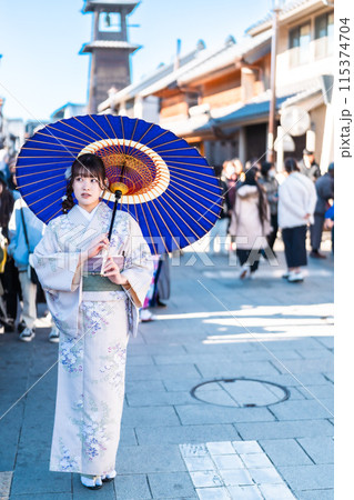 着物姿で川越を散歩する若い女性 115374704