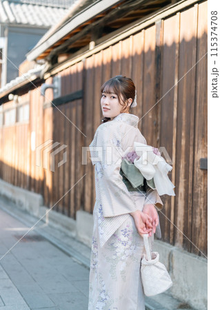 着物姿で川越を散歩する若い女性 着物姿で川越を散歩する若い女性 115374708