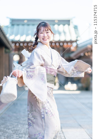着物姿ではしゃぐ女性 115374715