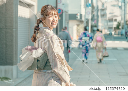 着物姿で川越を散歩する若い女性 115374720