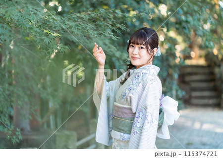 新緑の古都を歩く着物姿の若い女性 新緑の古都を歩く着物姿の若い女性 115374721