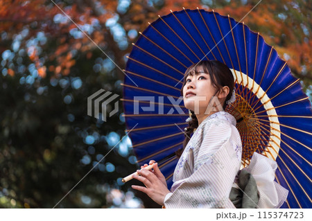 紅葉の古都を歩く着物姿の若い女性 紅葉の古都を歩く着物姿の若い女性 115374723