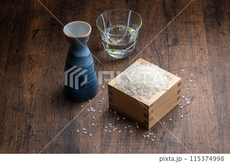 枡と日本酒　Japanese sake 115374998