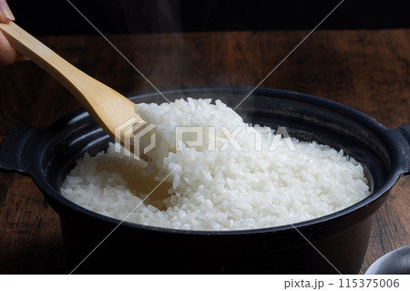 炊き立ての土鍋ご飯　Japanese food 115375006